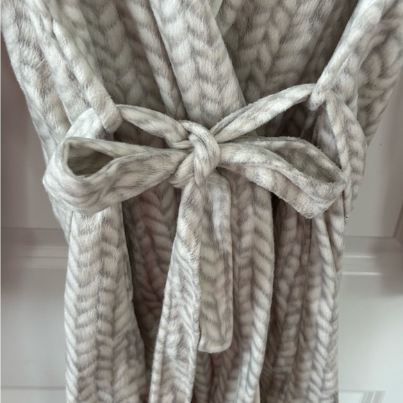 Miyu Fleece Robe - Picture 3 of 7